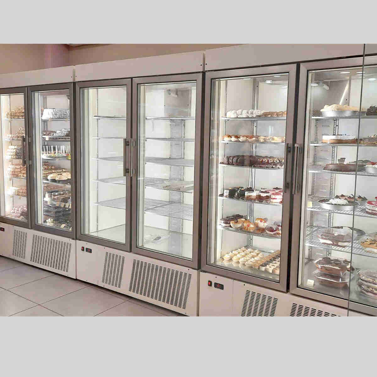 BAMBAS FROST UPF 70 Displayfrys vit modell med bakverk