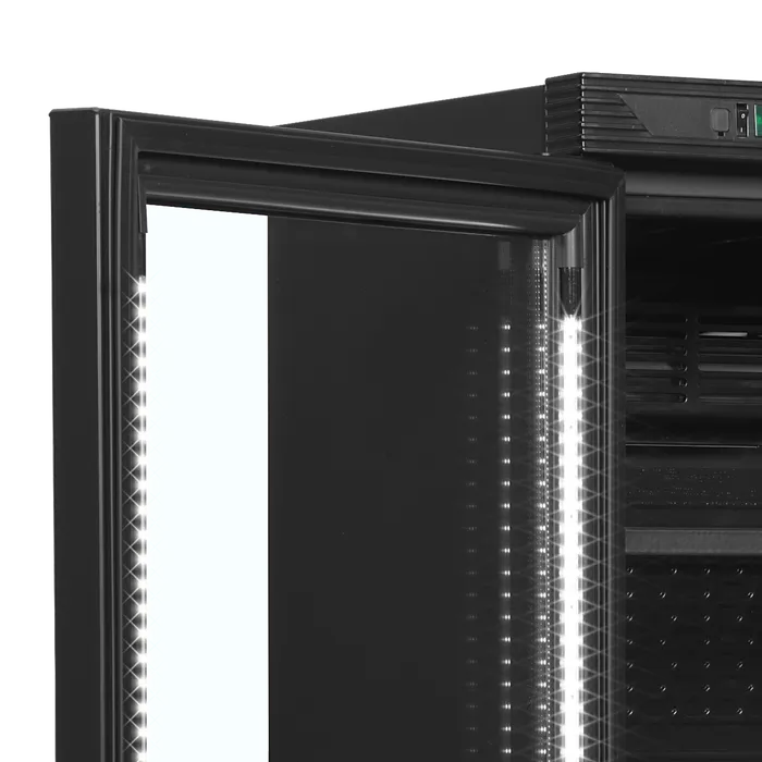 Öppen glasdörr med LED-lister i TEFCOLD CEV425 BLACK Dryckeskyl.