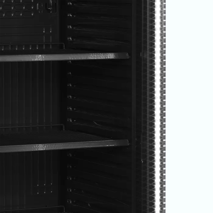 Hyllor och LED-ljus i TEFCOLD CEV435CP BLACK.