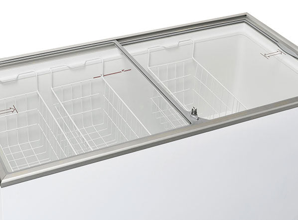 Invändigt utrymme med korgar i Cool Head CFG 508 Frysbox.