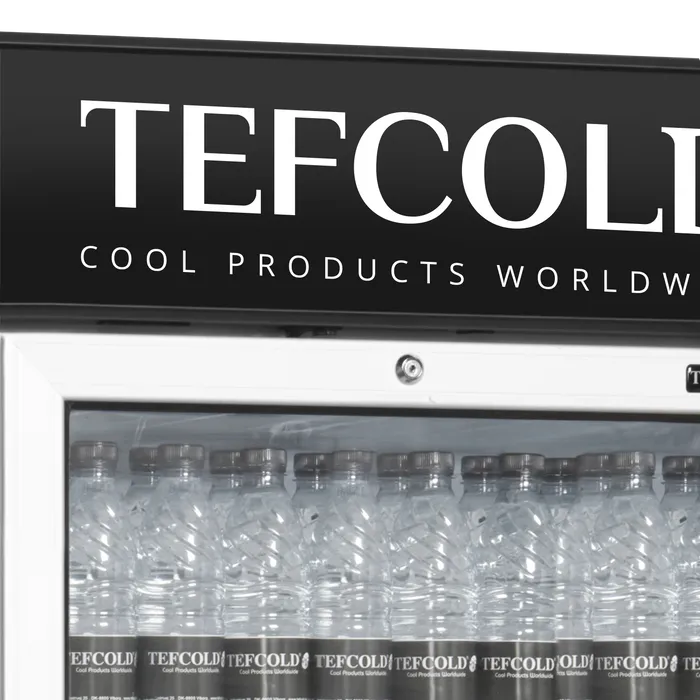 Närbild på logotyp och flaskor i TEFCOLD FSC1380 Exponeringskyl.
