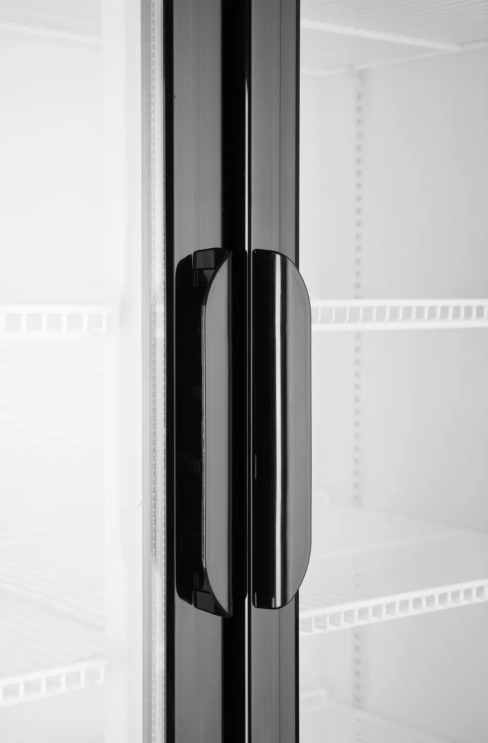 Handtag på dubbla glasdörrar, greppvänlig design på HENDI displaykyl 643 L.