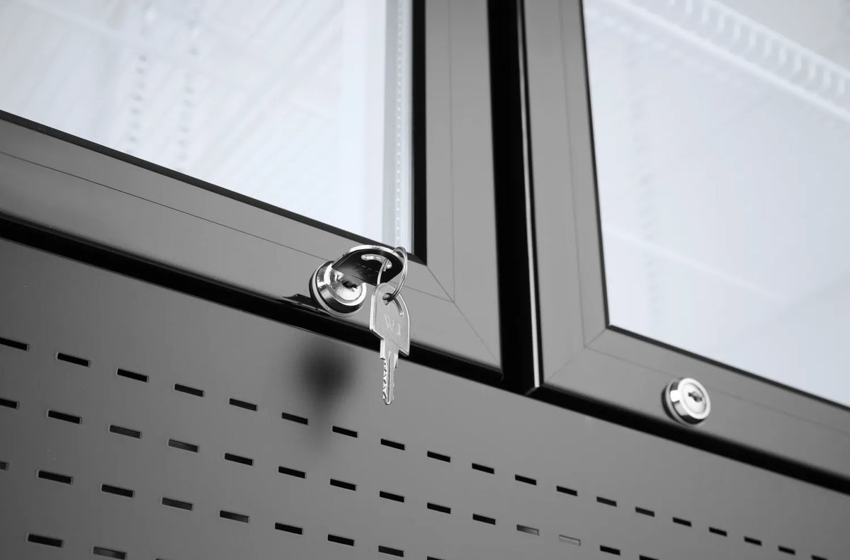 Närbild på lås i glasdörr på HENDI displaykyl 643 L, säkerhetslås i metall.