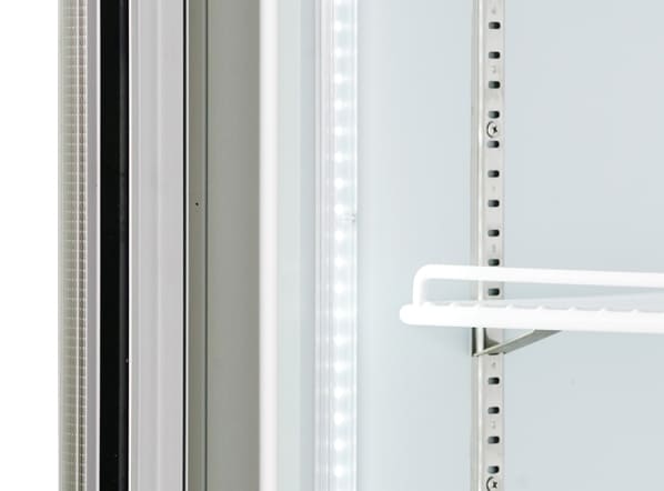 Invändig LED-belysning och hyllsystem i Cool Head RCG 1350 Displaykyl.