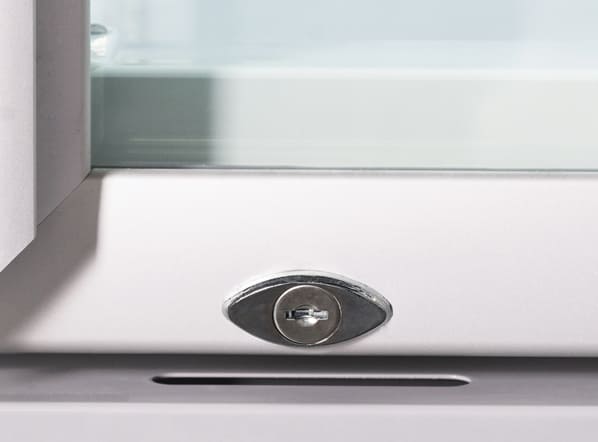 Lås i nederkant av glasdörren till Cool Head RFG 750 Displayfrys.