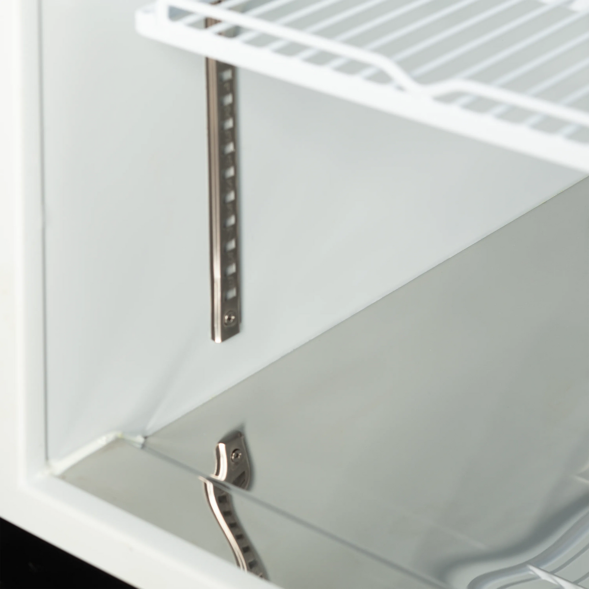 Metallfästen och bottenplan i TEFCOLD Atom Maxi C3DB displaykyl