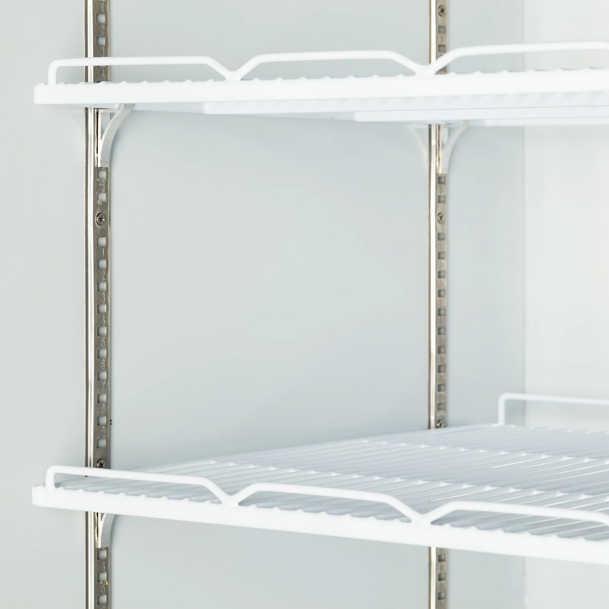 Justerbara hyllskenor i TEFCOLD Atom Maxi C3DB displaykyl