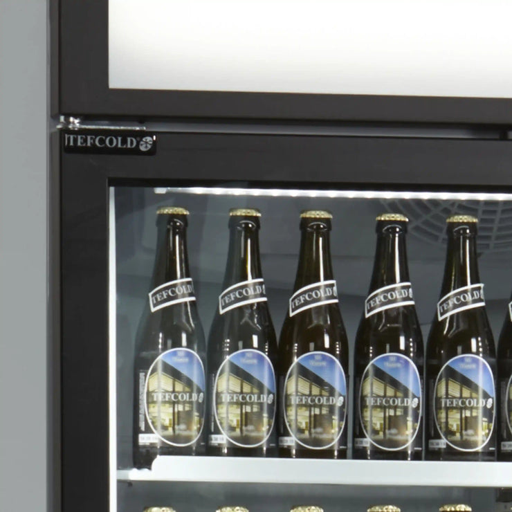 Närbild på glasdörr och LED-belysning i TEFCOLD FSC1600H displaykyl med flaskor.