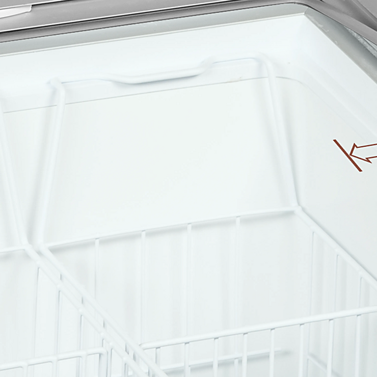 TEFCOLD IC202SCEB Frysbox 176 L, sedd i tre kvarts vinkel mot vit bakgrund