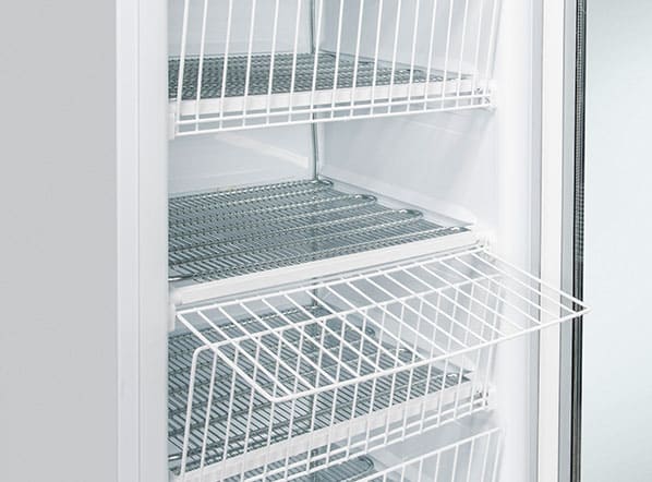 Invändiga hyllor och korgar i Cool Head TNG 390C Displayfrys, med fokus på förvaring.