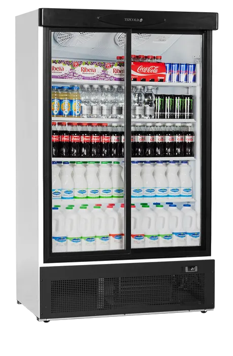 TEFCOLD FS1202S med skjutdörrar och flera hyllor fyllda med läsk och mjölk