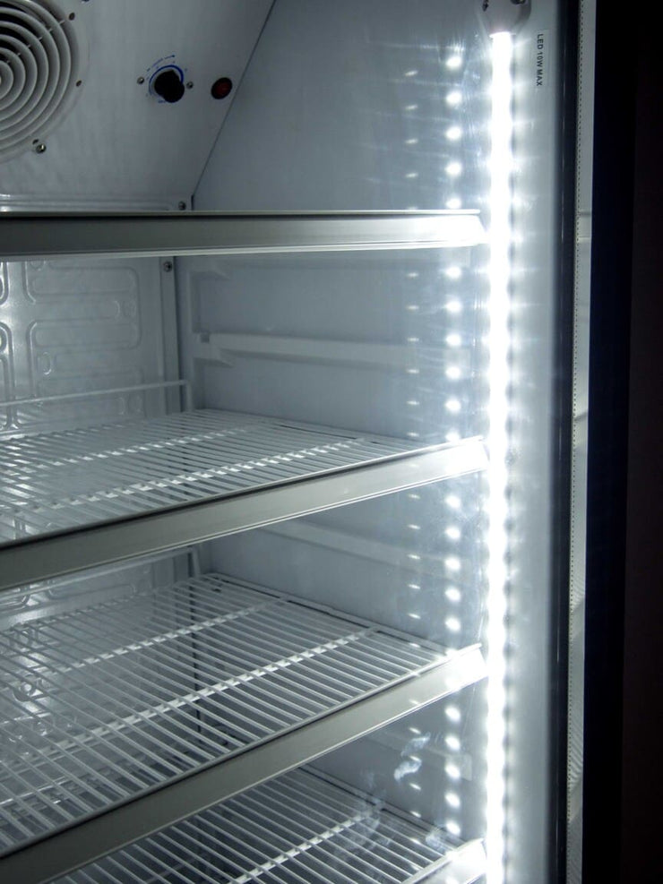 LED-belysning längs sidorna i SARO GTK 310 Dryckeskyl för tydlig exponering.