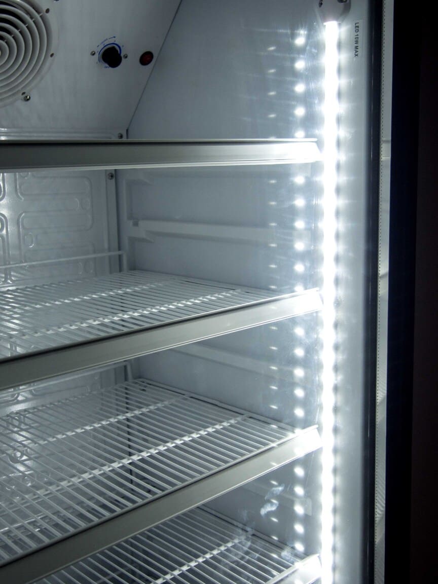 LED-belysning längs sidorna i SARO GTK 310 Dryckeskyl för tydlig exponering.