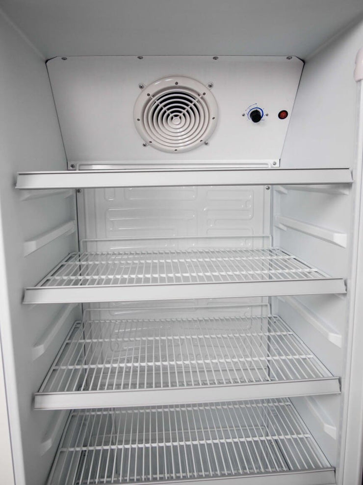 Invändigt utrymme i SARO GTK 310 Dryckeskyl med fläkt och metallhyllor.