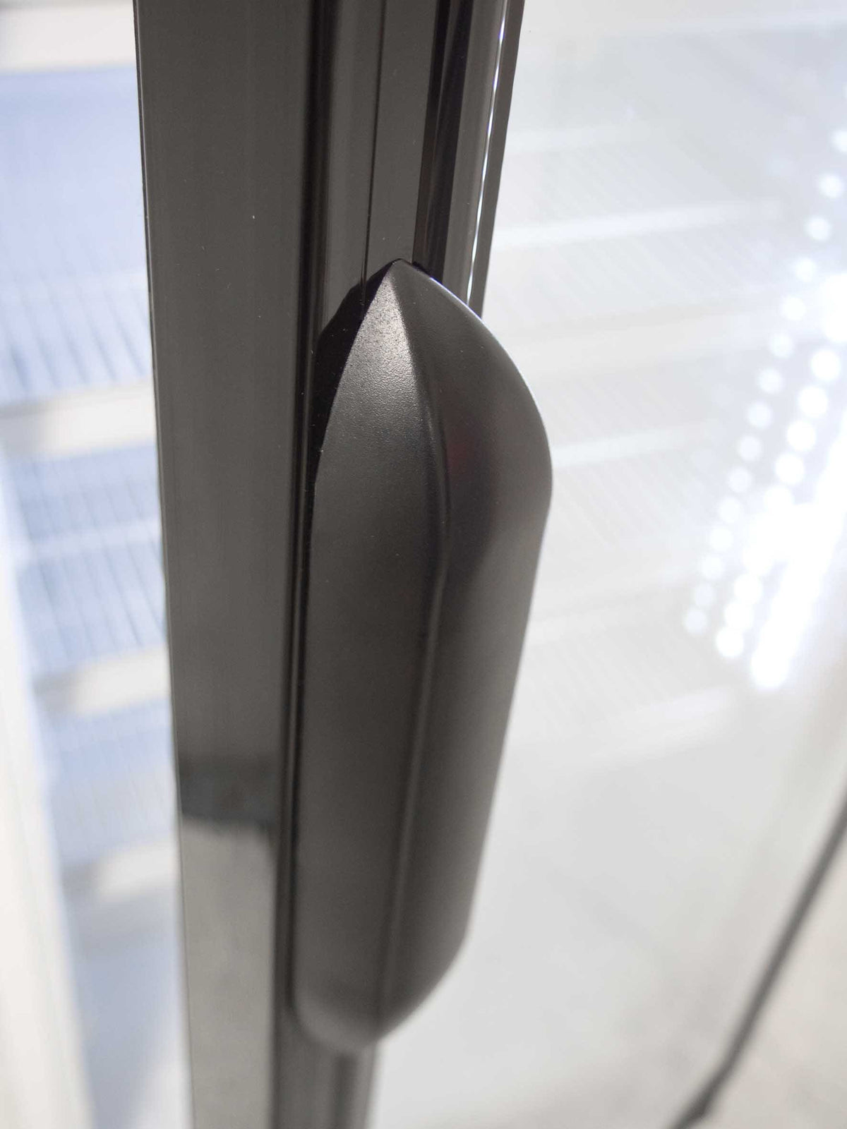 Ergonomiskt handtag på SARO GTK 310 Dryckeskyl för smidig öppning.