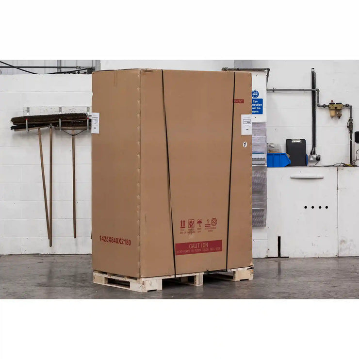 TEFCOLD LGF5000 displayfrys levererad på pall i kartongförpackning