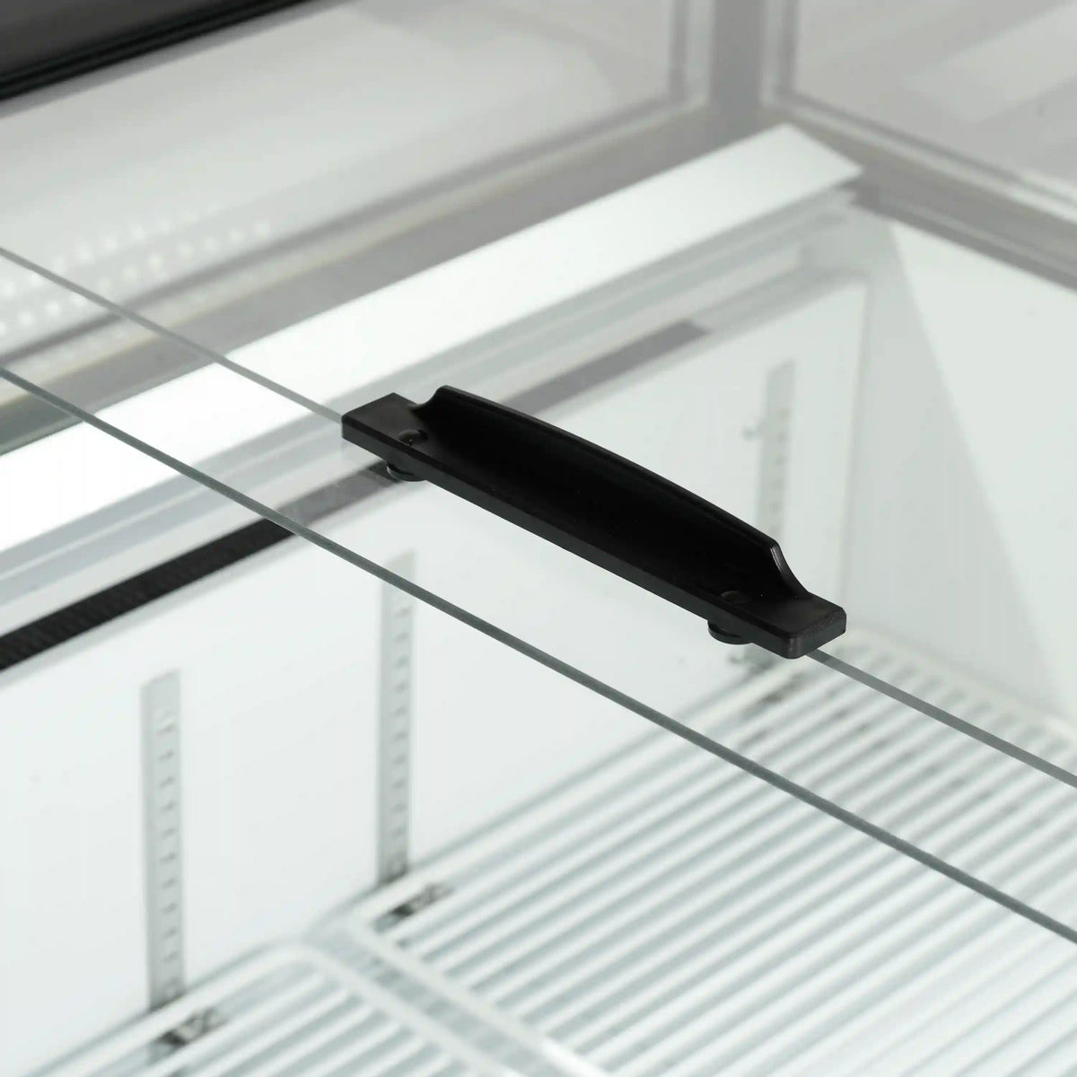 Handtag på glasskjutdörr i TEFCOLD UHD201 Black Frysgondol