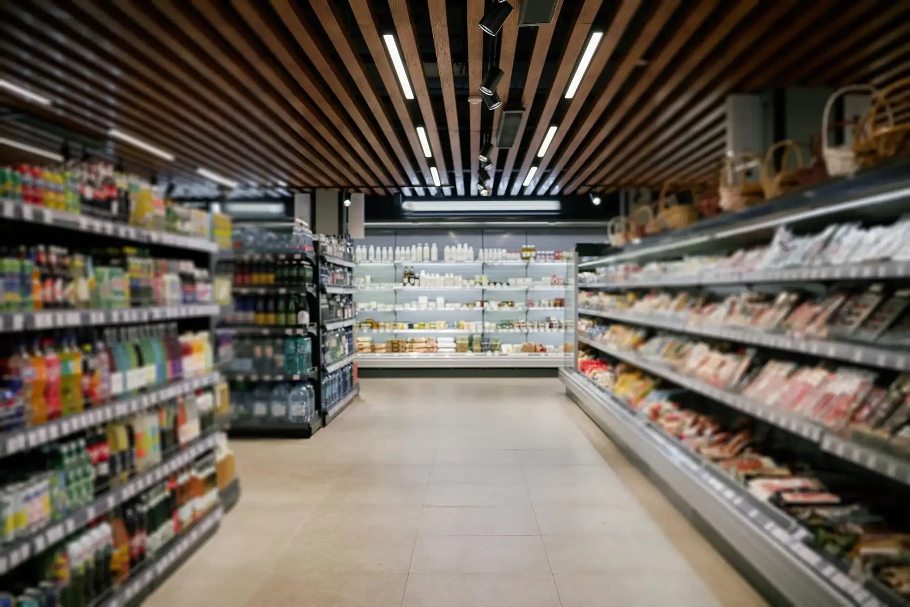 Butiksinredning med träpanel i taket, belysning och öppna kylhyllor