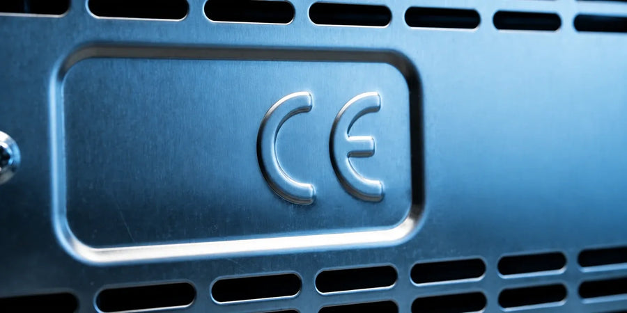 CE-symbol präglad i metallpanel på baksidan av kommersiell kylutrustning