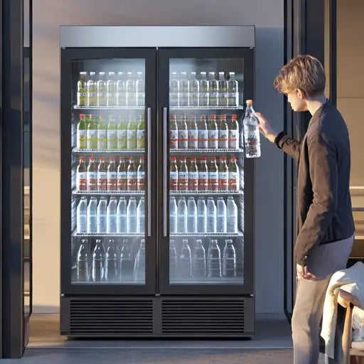 Dubbel displaykyl med glasdörrar på uteservering i kvällsljus