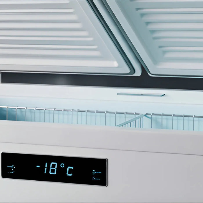 Öppen frysbox med display som visar rätt frysbox temperatur på -18 °C.