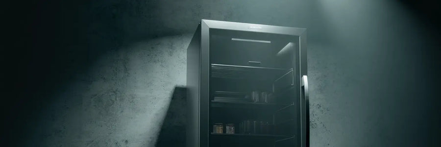 Displaykyl i rostfri design med trasiga lampor och helt mörk insida.