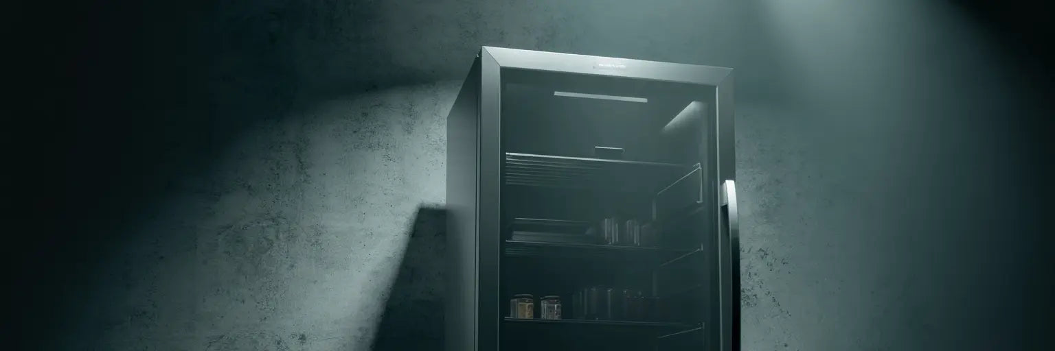 Displaykyl i rostfri design med trasiga lampor och helt mörk insida.