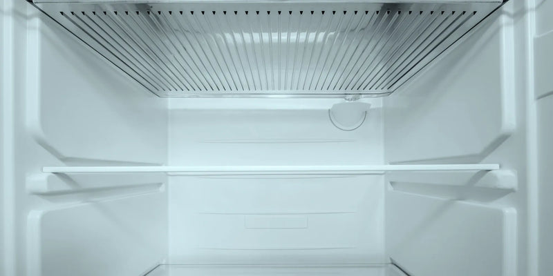 Insidan av ett tomt kylskåp med No Frost teknik