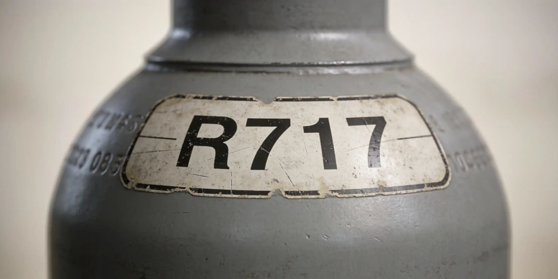 Närbild på etikett med texten R717 på ammoniak cylinder