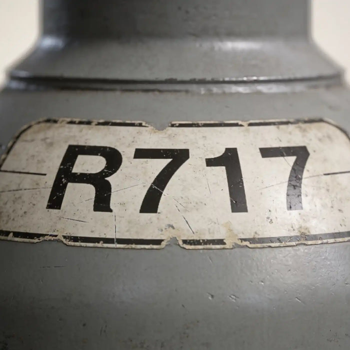 Närbild på etikett med texten R717 på ammoniak cylinder