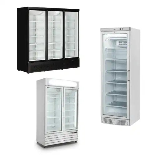 Tre displayfrysar med glasdörrar i olika storlekar