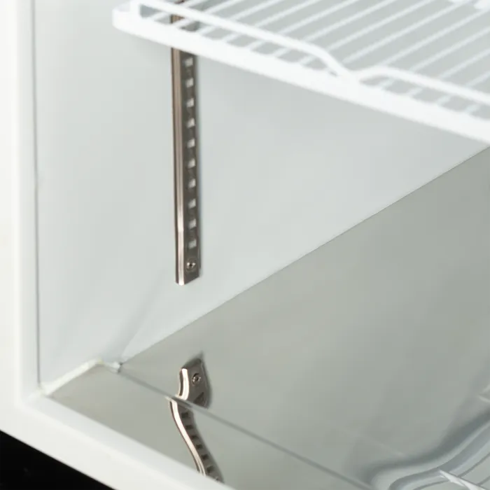 Detaljbild på hyllfästen i TEFCOLD Atom Maxi C1DB Dryckeskyl.