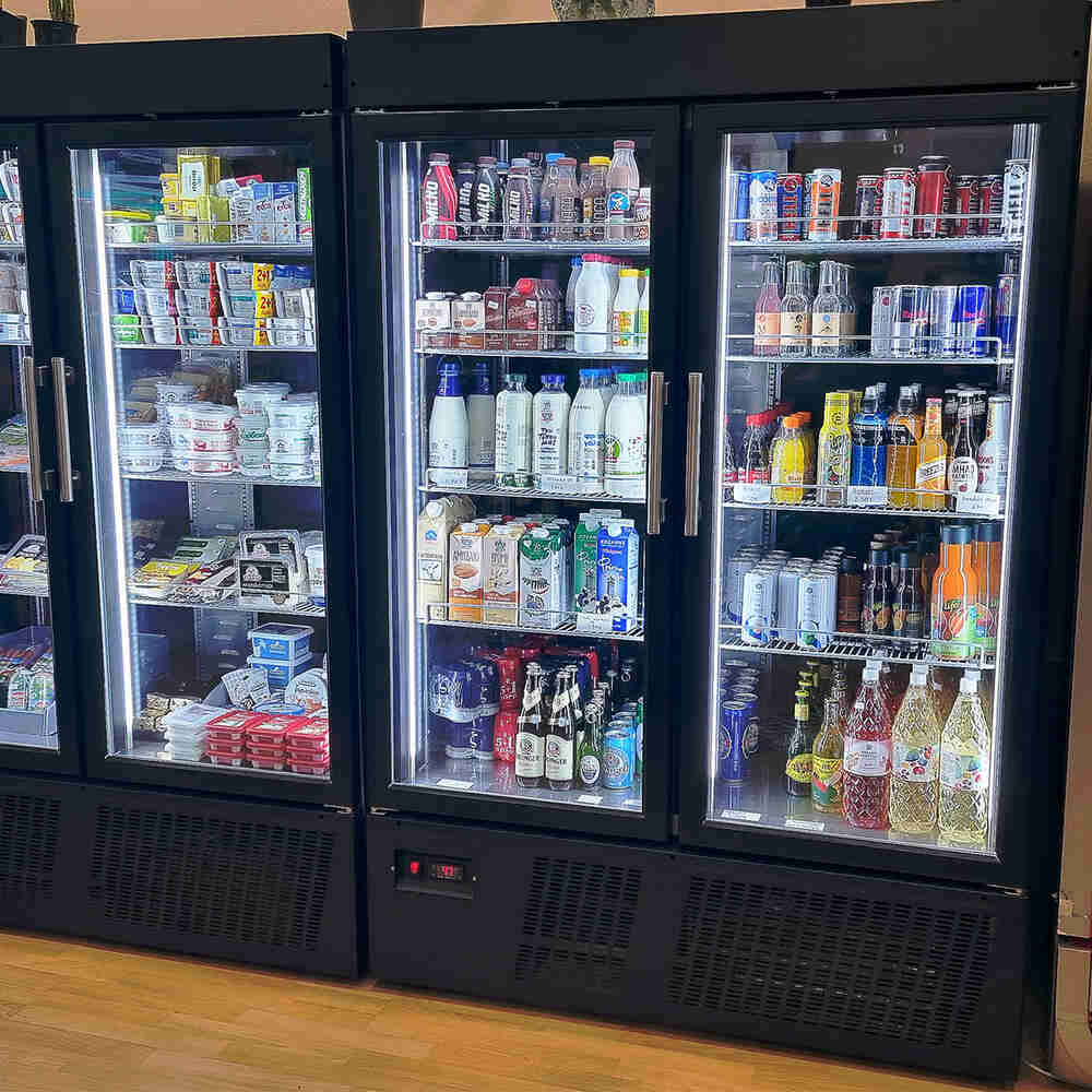 BAMBAS FROST UPF 70 Displayfrys svart modell fylld med dryck