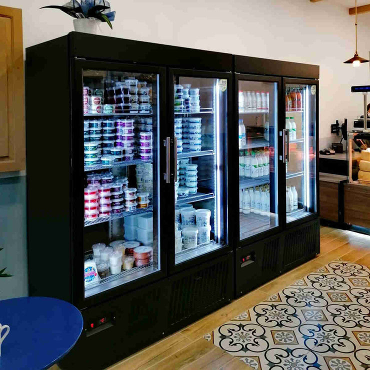 BAMBAS FROST UPF 70 Displayfrys placerad i café med mejeriprodukter