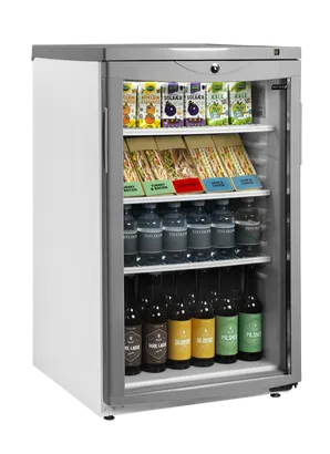 Tefcold BC145 kyldisk fylld med drycker, smörgåsar och juicepaket, perfekt för café och butik.