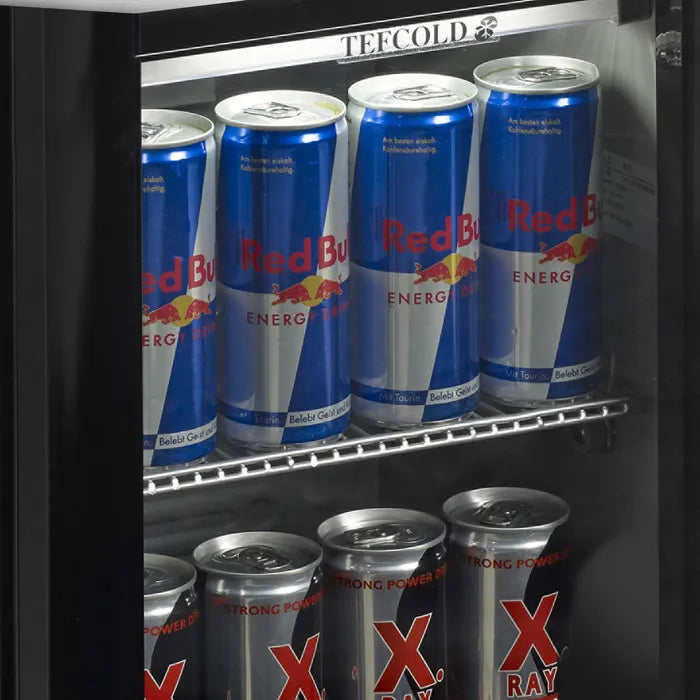 Närbild av Red Bull- och X-Ray-burkar i Tefcold BC30, visar förvaring och LED-ljus.