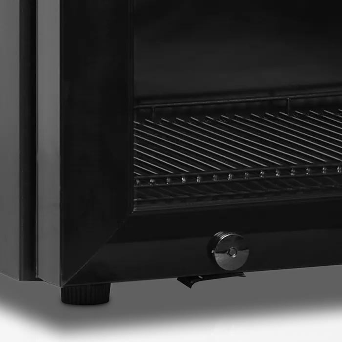 Detaljbild på nedre del av Tefcold BC30 flaskkyl med lås och metallhylla.