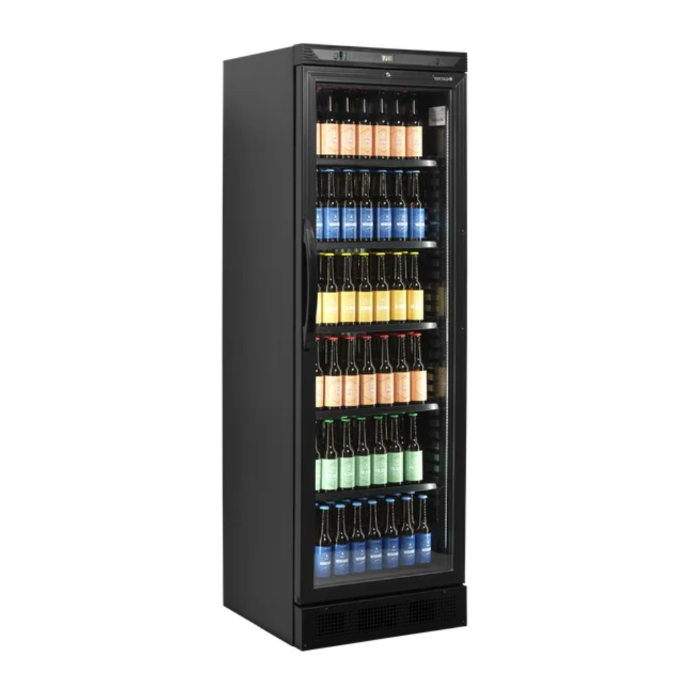 TEFCOLD CEV425 BLACK Dryckeskyl fylld med flaskor i flera färger.
