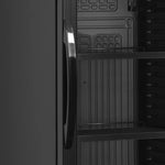 Närbild på handtaget och hyllan i Tefcold CEV435 BLACK Displaykyl.