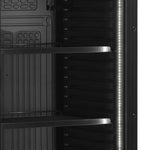 LED-belysning och metallhylla i Tefcold CEV435 BLACK Displaykyl.