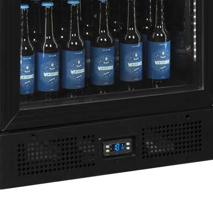 Tefcold CEV435CP BLACK med flaskor och digital temperaturvisning.