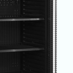 Hyllor och LED-ljus i Tefcold CEV435CP BLACK.
