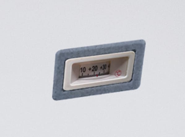 Analog temperaturmätare på utsidan av Cool Head CG 409A Frysbox.