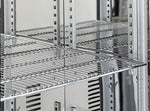 Justerbara metallhyllor inuti Cool Head DC 728 Displaykyl med rostfri stomme.