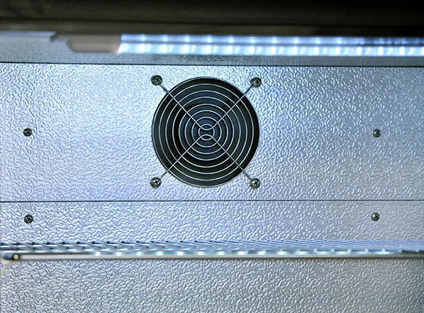 Cool Head BBC 330H Barkyl 320 L, närbild som visar hyllor med flaskor i blått LED-sken