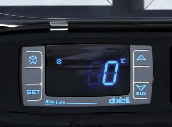 Cool Head BBC 330S Barkyl 320 L, närbild inifrån med blå LED-belysning och hyllor med flaskor synliga