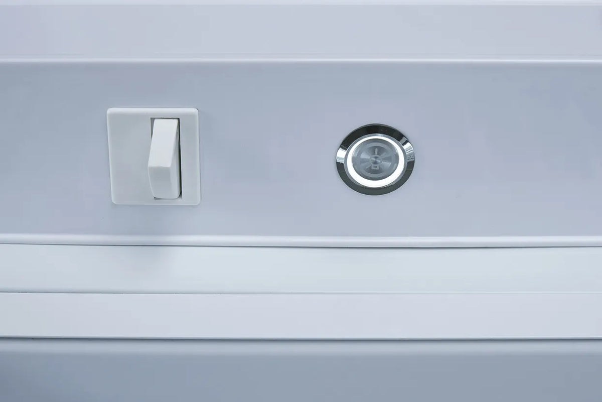 Cool Head CNG 390 Displayfrys 320 L, närbild inifrån med blå LED-belysning och frysvaror och hyllor synliga