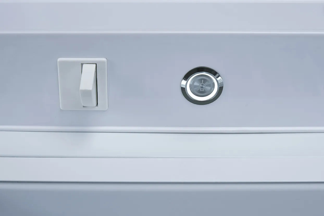 Cool Head CNG 390 Displayfrys 320 L, närbild inifrån med blå LED-belysning och frysvaror och hyllor synliga