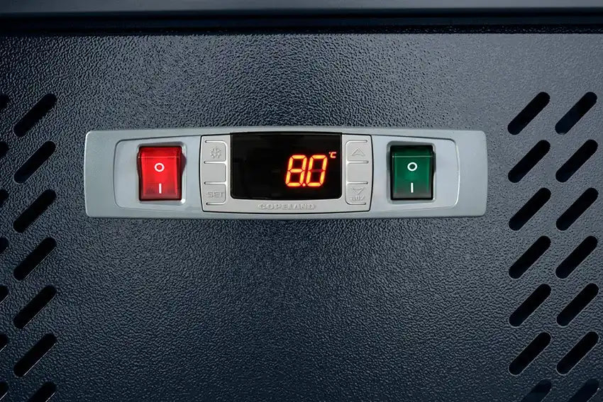 Cool Head CW 380FZ Vinkyl 293 L, närbild som visar hyllor med vinflaskor i blått LED-sken