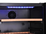 Cool Head CW 40 Vinkyl 106 L, närbild som visar hyllor med vinflaskor i blått LED-sken